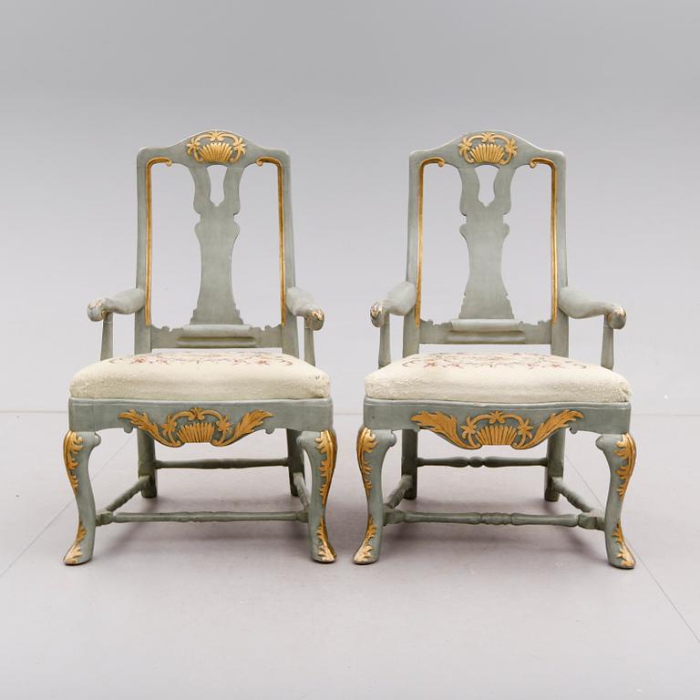 KARMSTOLAR, 2 st snarlika, senbarock, 1700-talets andra hälft.