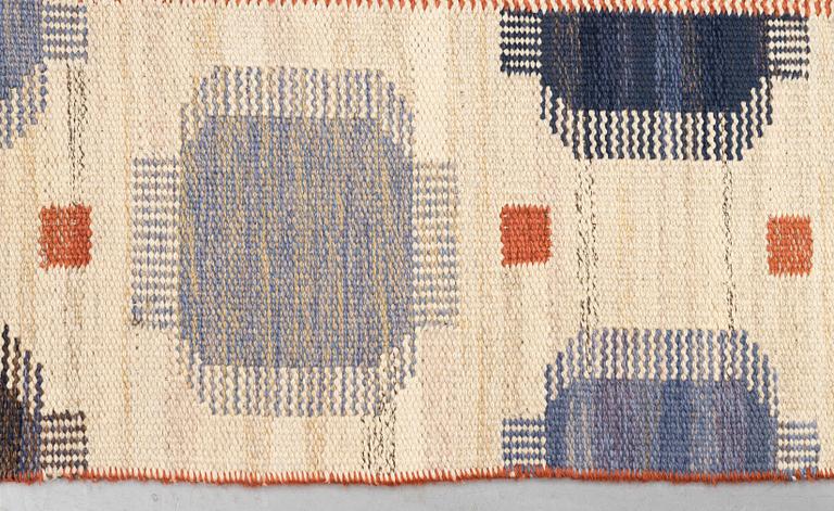 Märta Måås-Fjetterström, a carpet, "Blåplump", flat weave, ca 291 x 201 cm, signed AB MMF.