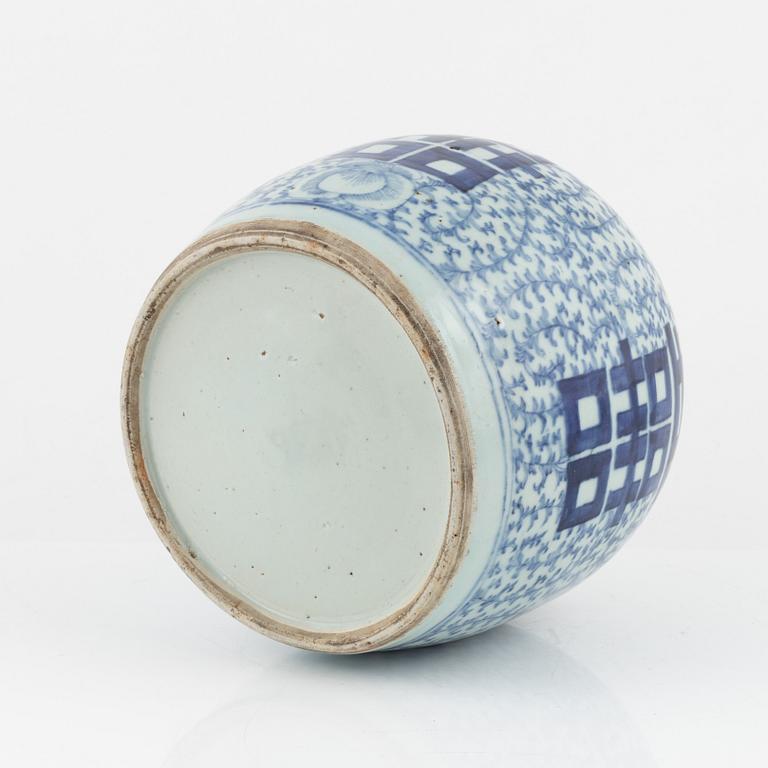 A blue and white lidded jar, China, late Qing dynasty, 19th century.