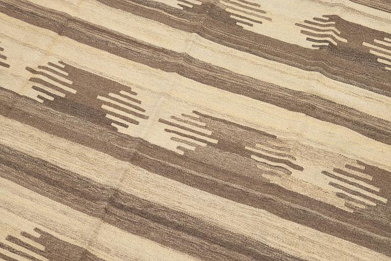 A persian kilim carpet, c. 293 x 195 cm.