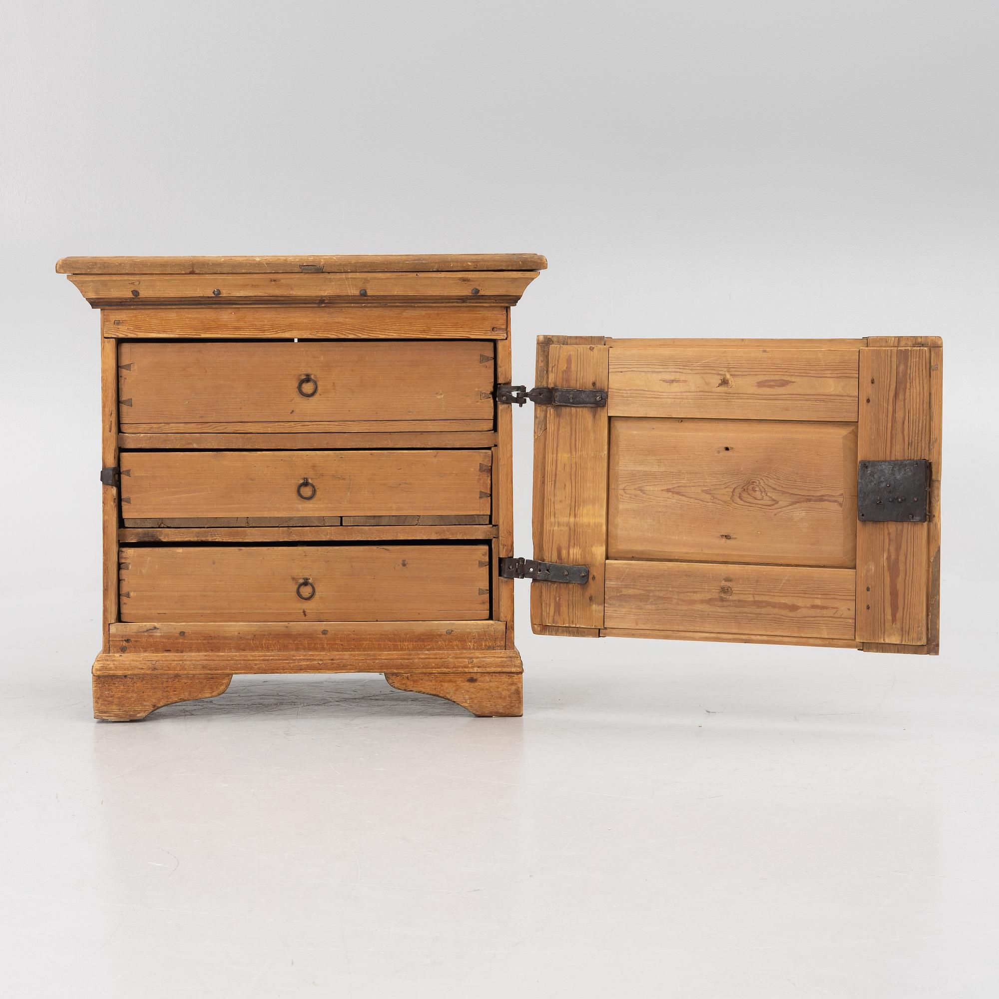 A Swedish provincial pine cabinet, 18th/19th century.