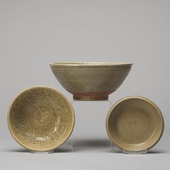 SKÅLAR, två stycken, samt FAT, keramik. Sydostasien,