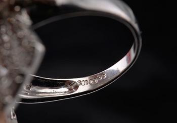 A RING, brilliant- and baguette cut diamonds c. 3.58 ct. Weight 11.9 g.