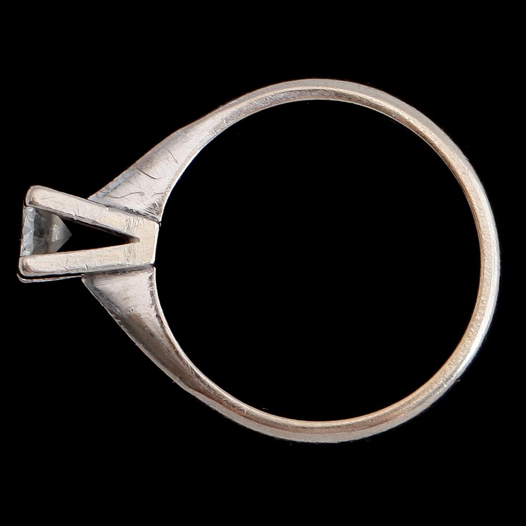 RING, 14K vitguld, briljantslipad diamant ca 0.60 ct. Vikt ca 3,7 g.