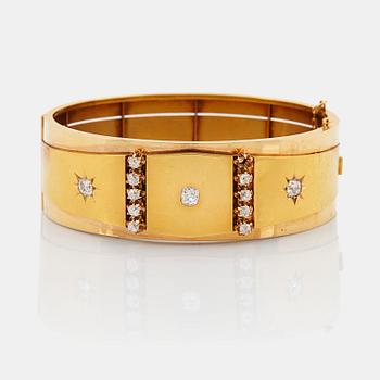 935. An 18K gold bracelet set with old-cut diamonds.