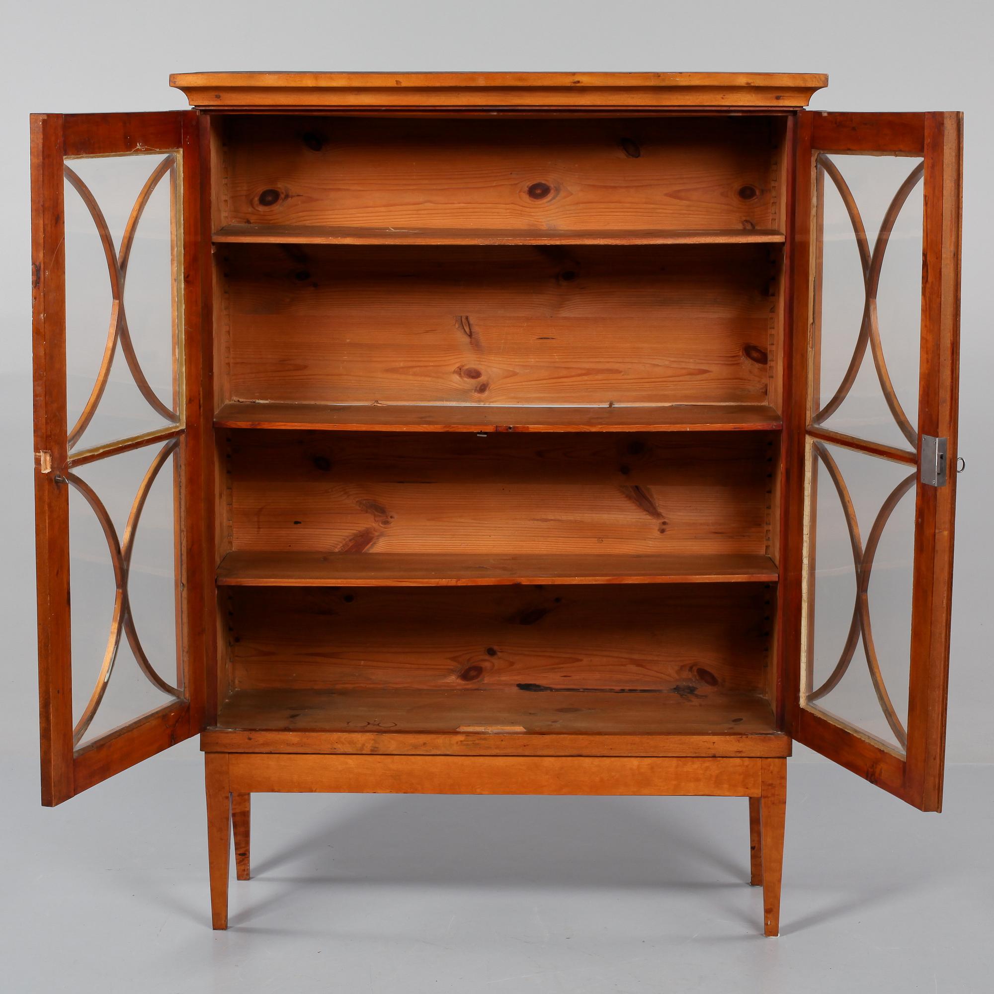 BOKSKÅP, biedermeier, omkring 1800-talets mitt.