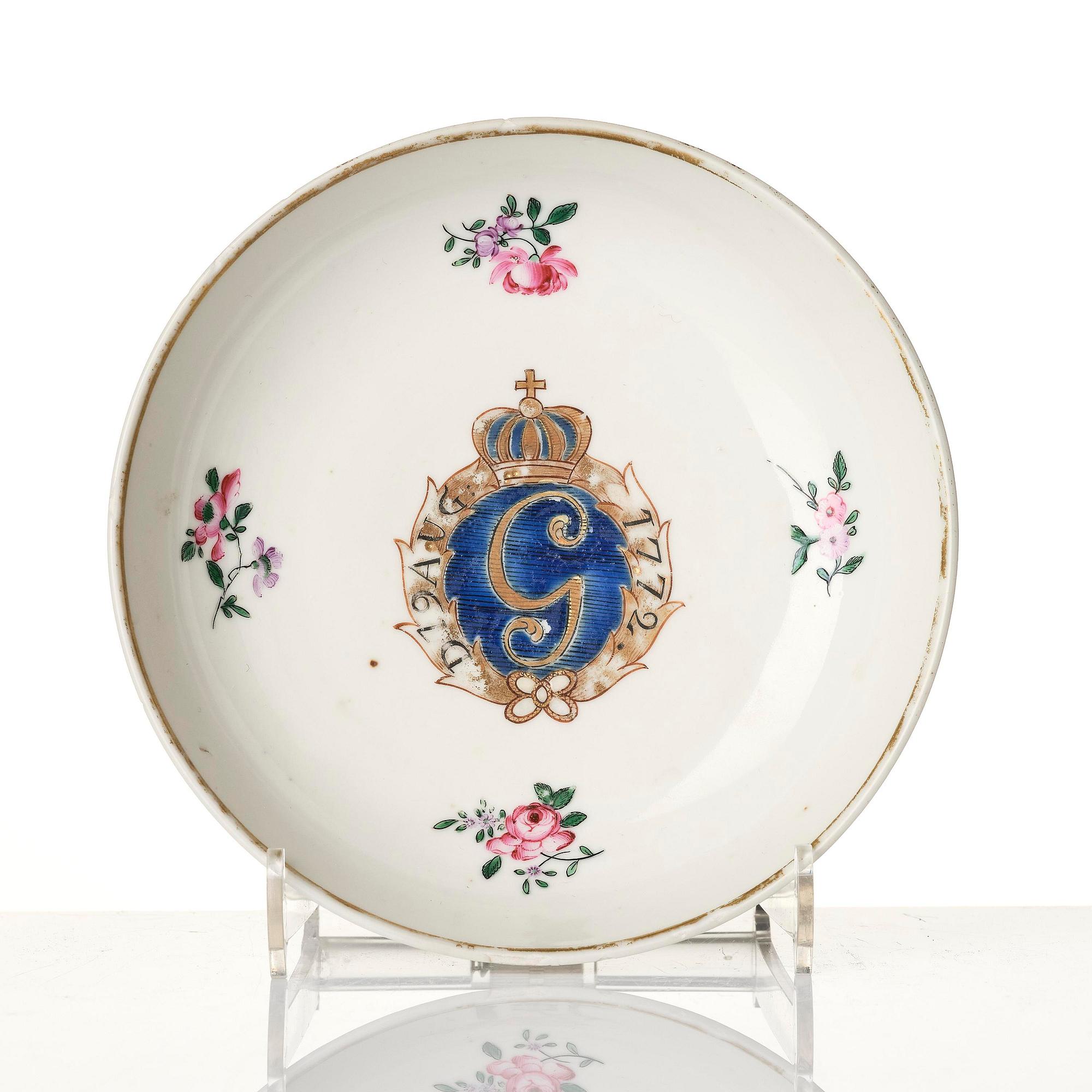 A famille rose armorial cup and stand with the monogram of the Swedish King Gustavus III, Qing dynasty, 18th century.