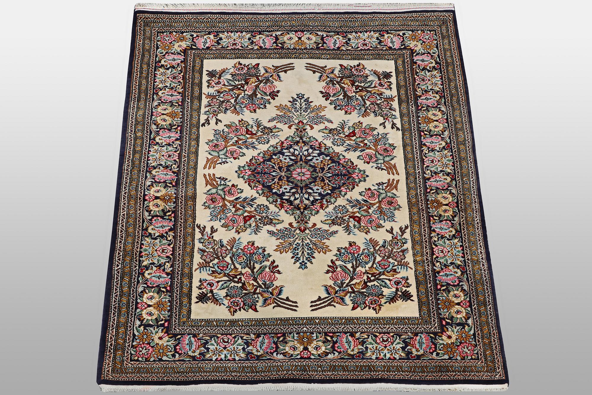 Matta, Ghom, ca 156 x 106 cm.