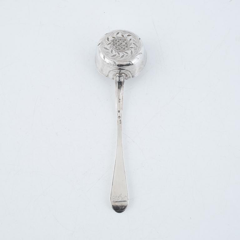 A Swedish 18th century Gustavian silver suger bowl with lid and a sprinkle spoon, marks of Erik Ernander, Uppsala 1790.