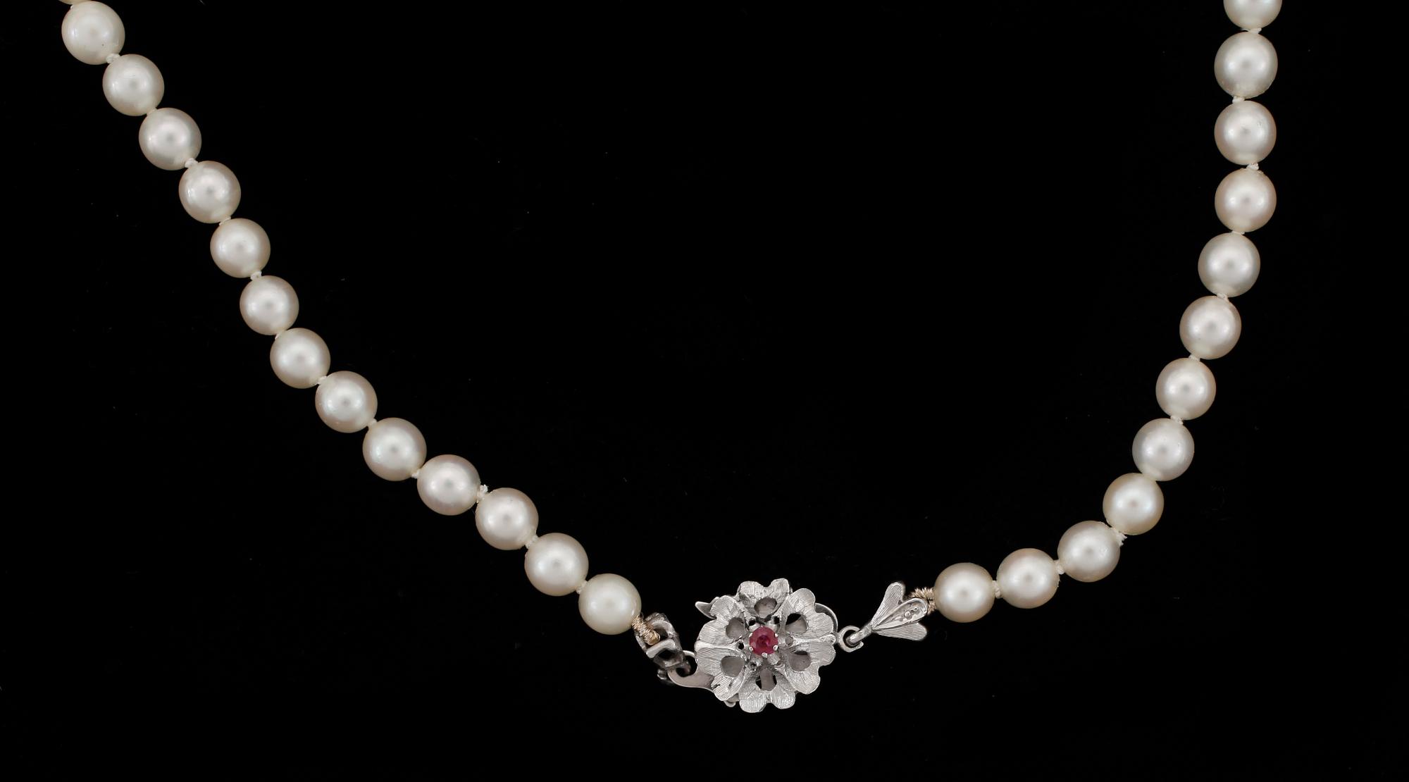 COLLIER, odlade saltvattenspärlor, lås 18k vitguld med röd sten.