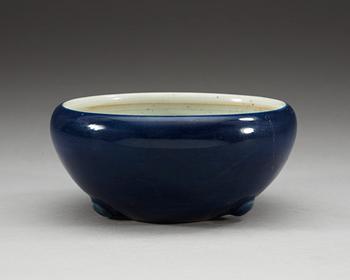 A blue glazed censer, Qing dynasty.