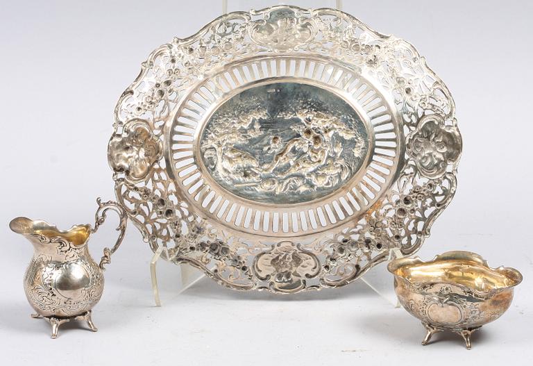 FAT SAMT SOCKERSKÅL OCH GRÄDDKANNA, silver, rokokostil, bla GEWE, 1900-tal.