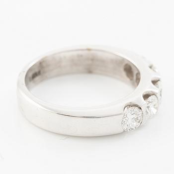 Half eternity ring in 14K white gold set with brilliant-cut diamonds.