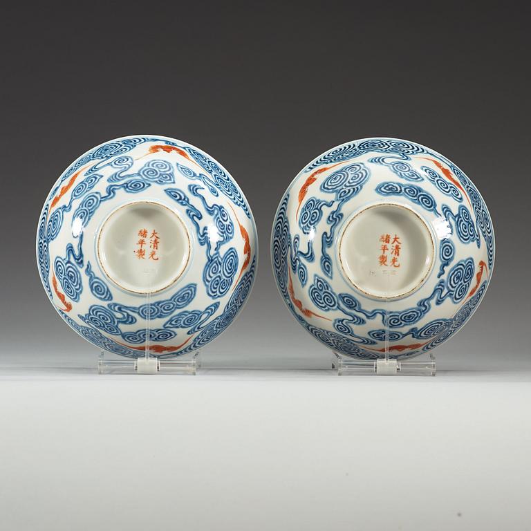 SKÅLAR, två stycken, porslin. Kina, 1900-tal, med Guangxu sex karaktärers märke.