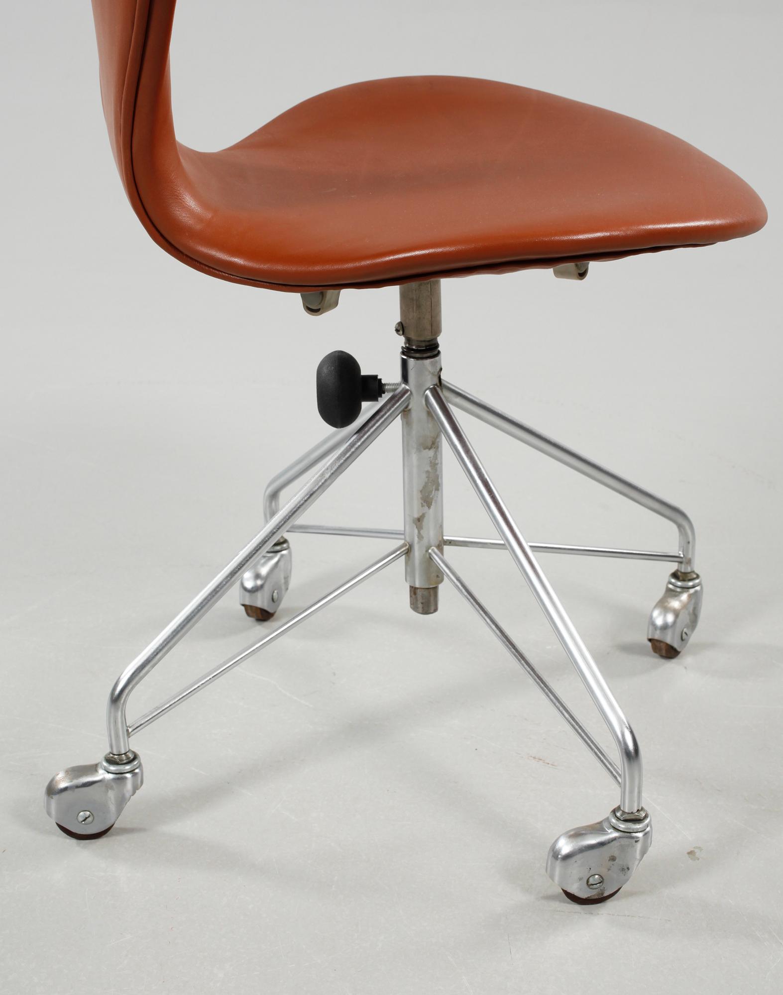 ARNE JACOBSEN, kontorsstol,"Sjuan", Fritz Hansen, 1965.