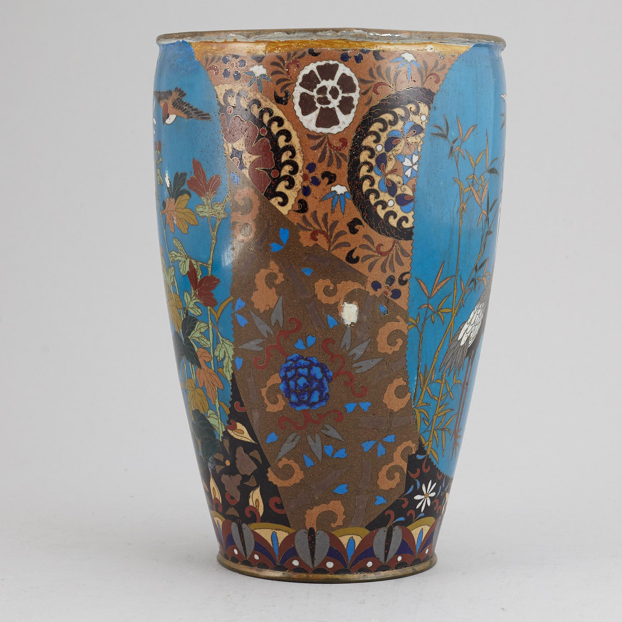 A Japanese cloisonne vase, 20th century.