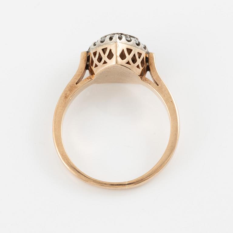 Ring silver och låghaltigt guld med en rosenslipad diamant och runda briljantslipade diamanter.