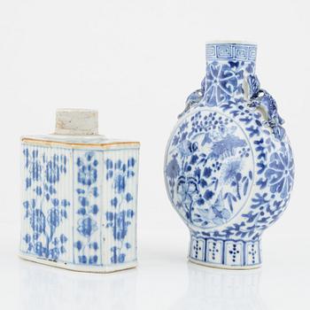 A chinese porcelain tea caddy and moon flask, 18th/19th century.