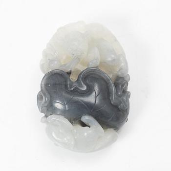 Bälteshake samt amulett och ask, nefrit och sten, Qingdynastin.