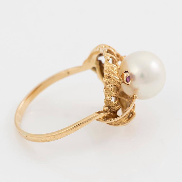 18K gold ring with a cultured pearl and red stones.