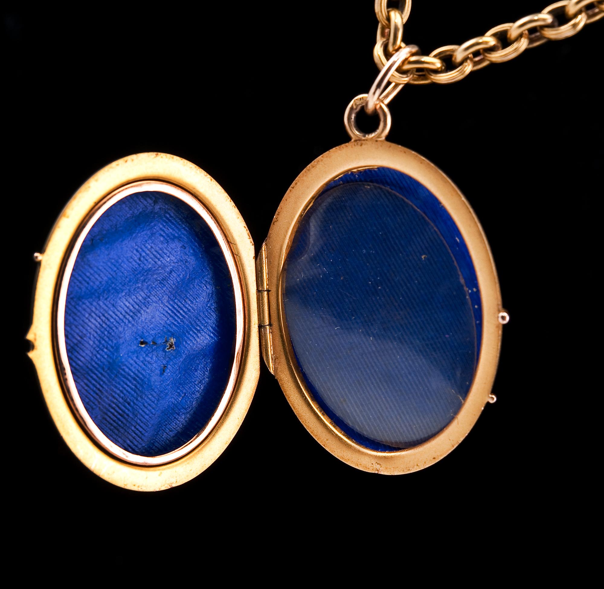 MEDALJONG, flerfärgsguld, rubiner, cabochonslipad safir 4,5 x 3,5 mm.