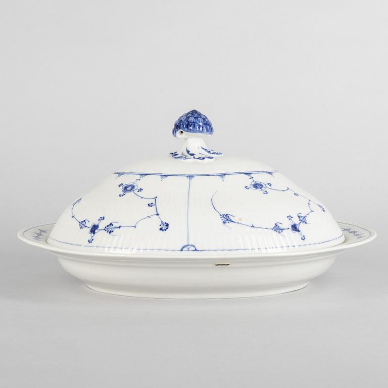 A 'Blue Fluted Plain' porcelain tureen / ragout dish with cover, Royal Copenhagen, 19th century.