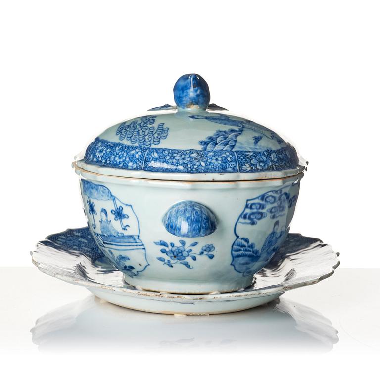 A blue and white tureen with cover and stand, Qing dynasty, Qianlong (1736-95).