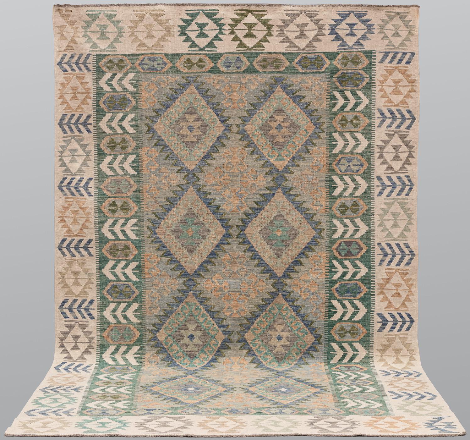 A Kilim rug, approx. 290 x 195 cm.