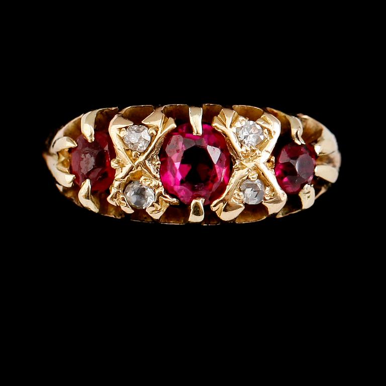 RING, 18 k guld, med 3 röda stenar samt små diamanter, England, 1900-talets första hälft. Vikt ca 3 gram.