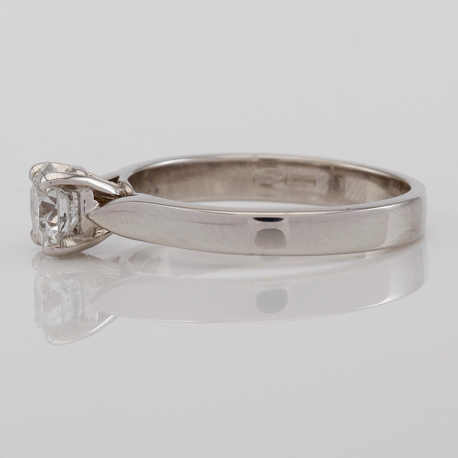 RING, 18K vitguld och solitär briljantslipad diamant ca 0.67 ct.