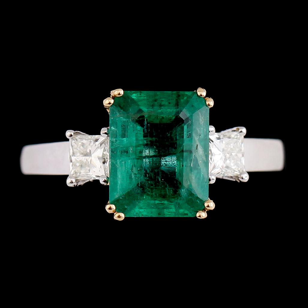RING, 18K tvåfärgat guld, smaragd ca 2.45 ct, princesslipade diamanter tot ca 0.52 ct. Vikt ca 4 g.