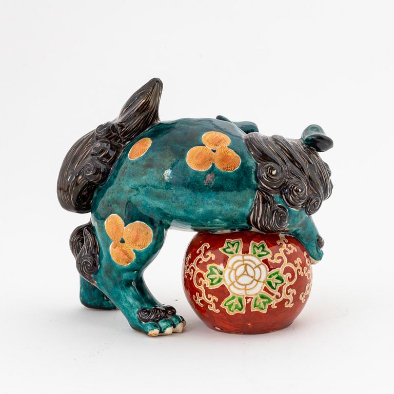 A Japanese ceramic Buddhist lion, 20th century.