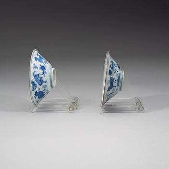 A pair of blue and white bowls, Transition 17th Century.