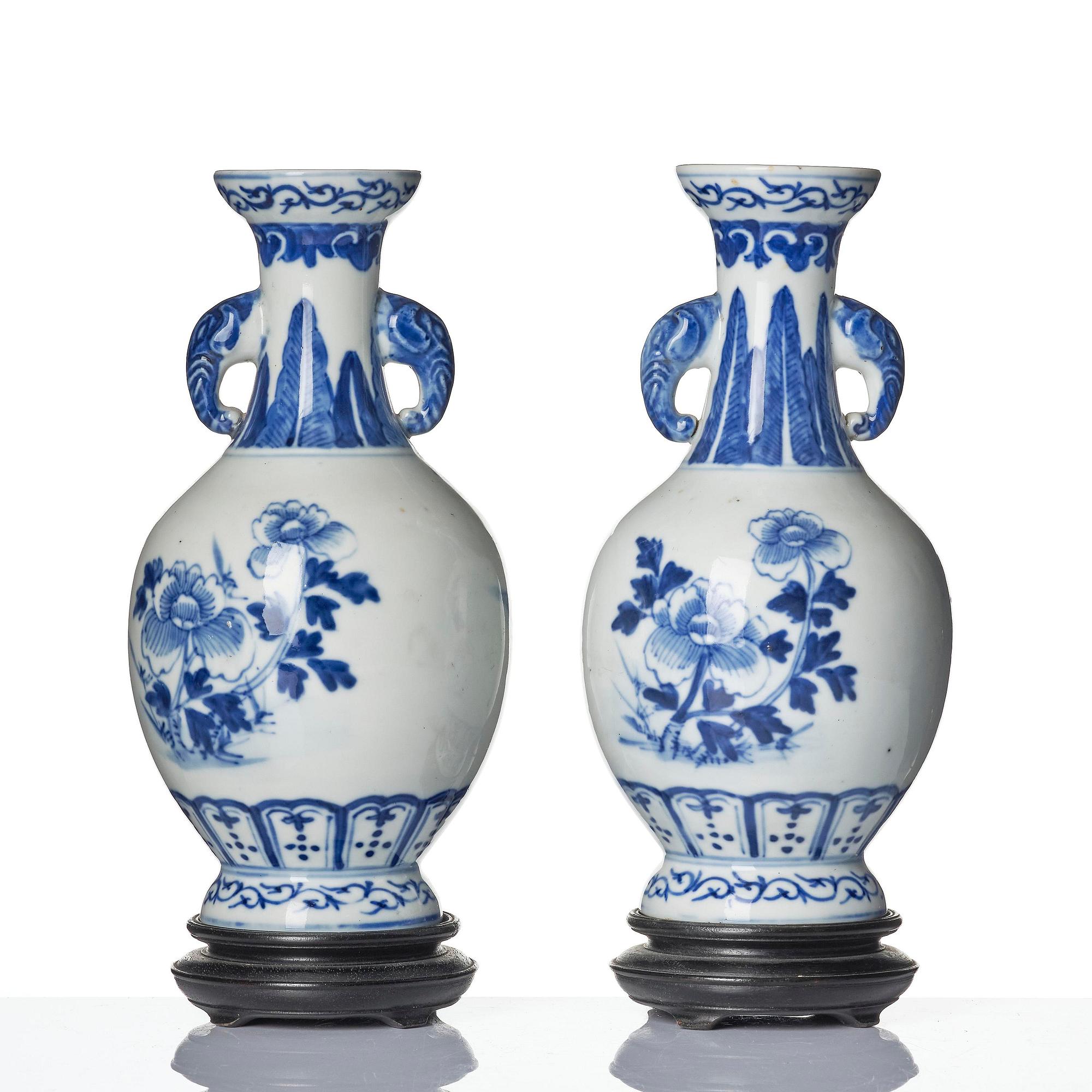 Vaser, ett par, porslin. Qingdynastin, med Guangxus märke och period (1875-1908).