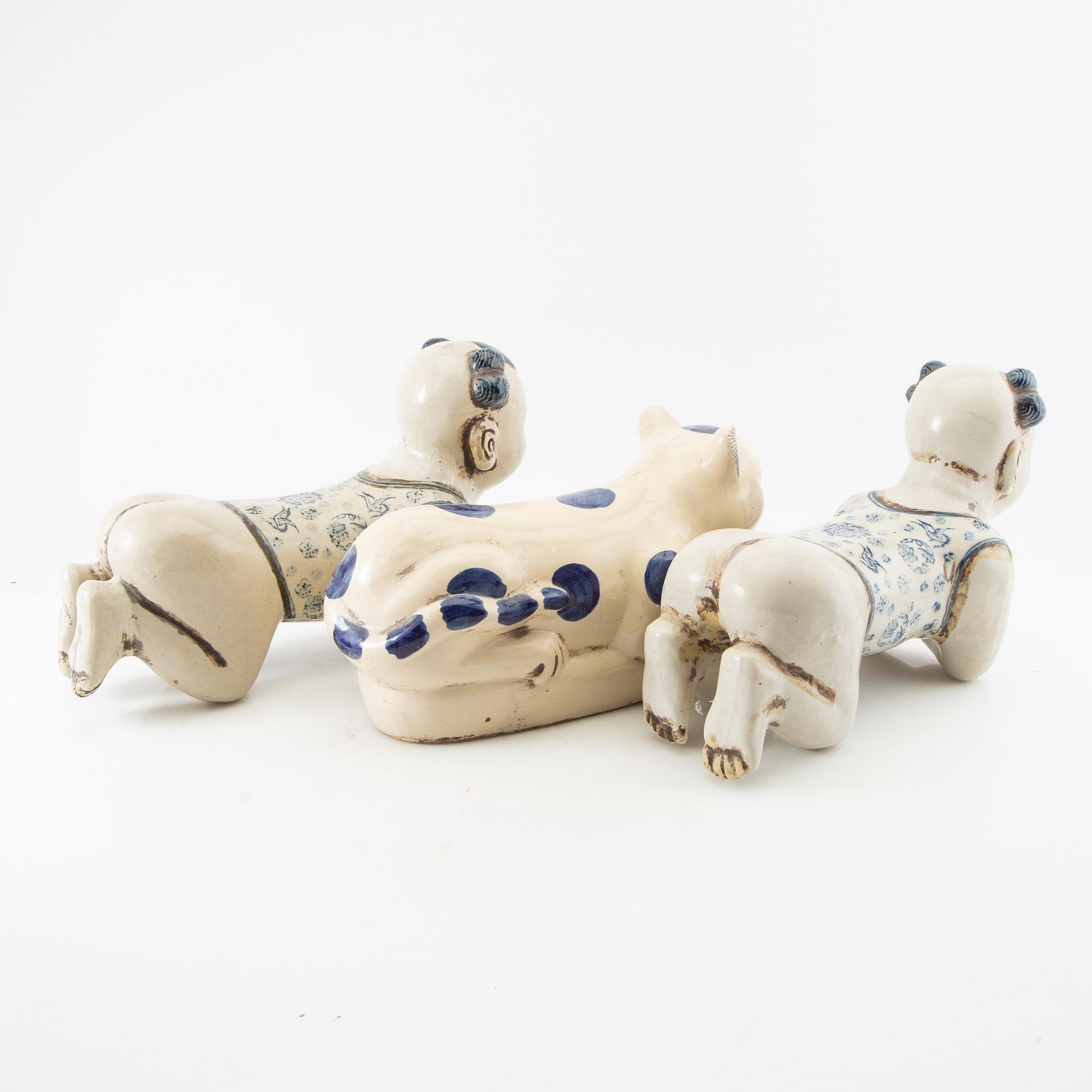 Head cushions 3 pcs China 20th century porcelain.