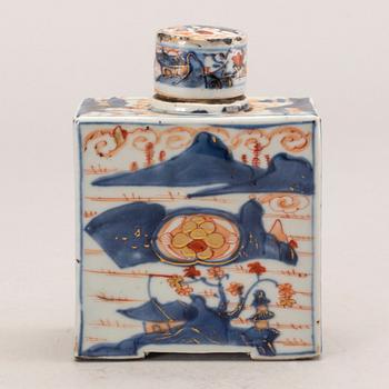 An imari tea caddy with cover, Qing dynasty, Kangxi (1662-1722).