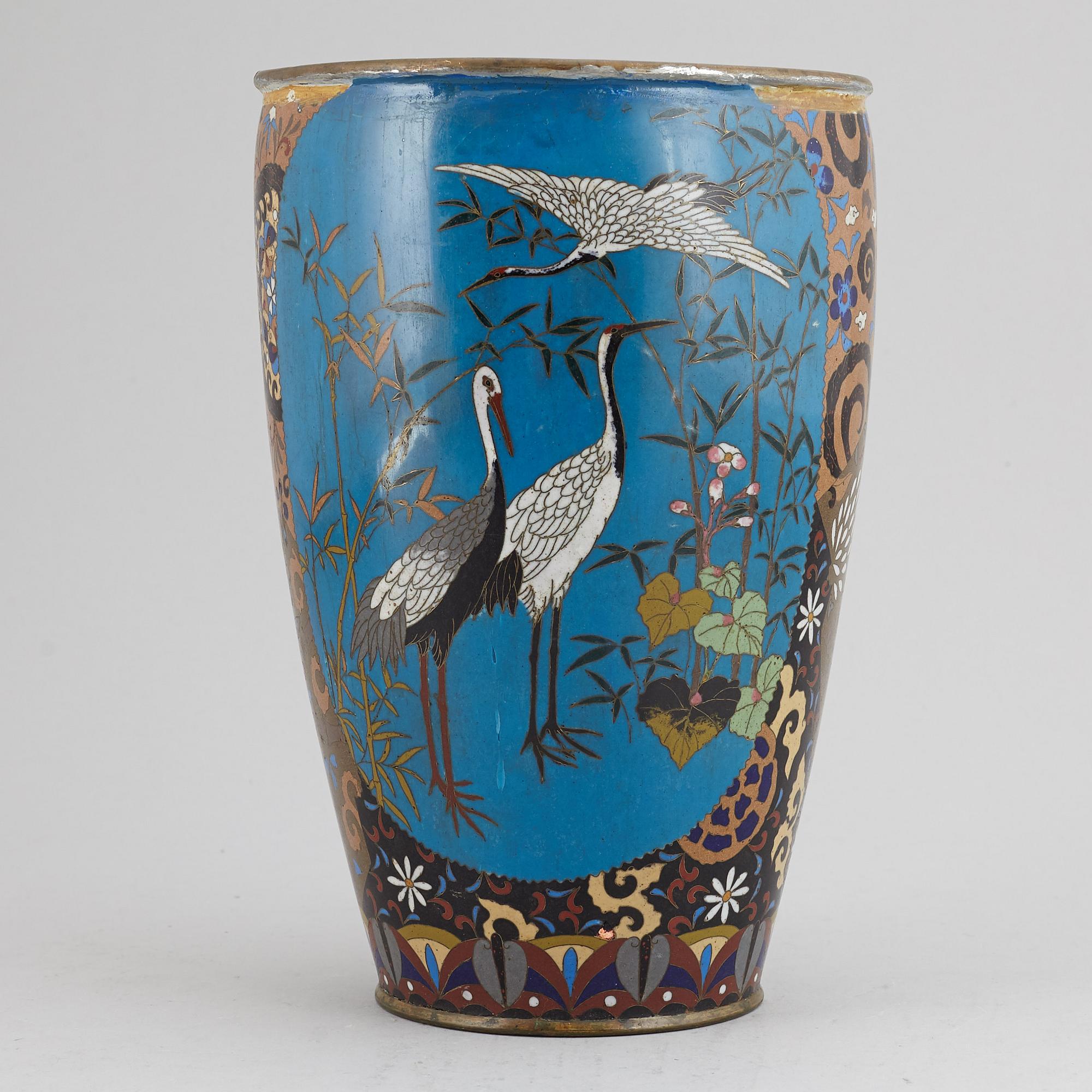 A Japanese cloisonne vase, 20th century.