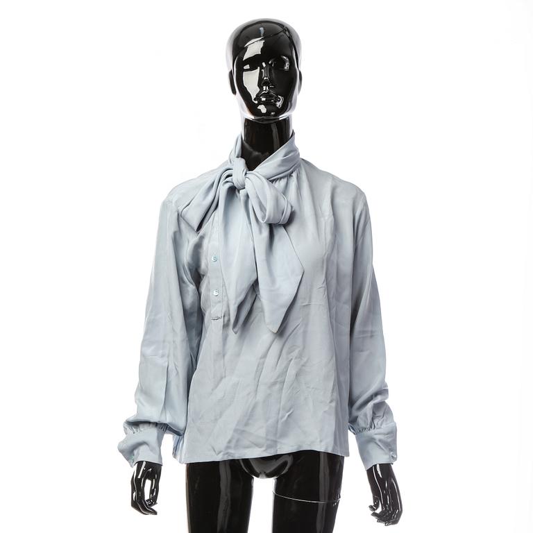 BLUS, Yves Saint Laurent.