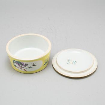 A Chinese famille rose bowl with cover, 20th century.