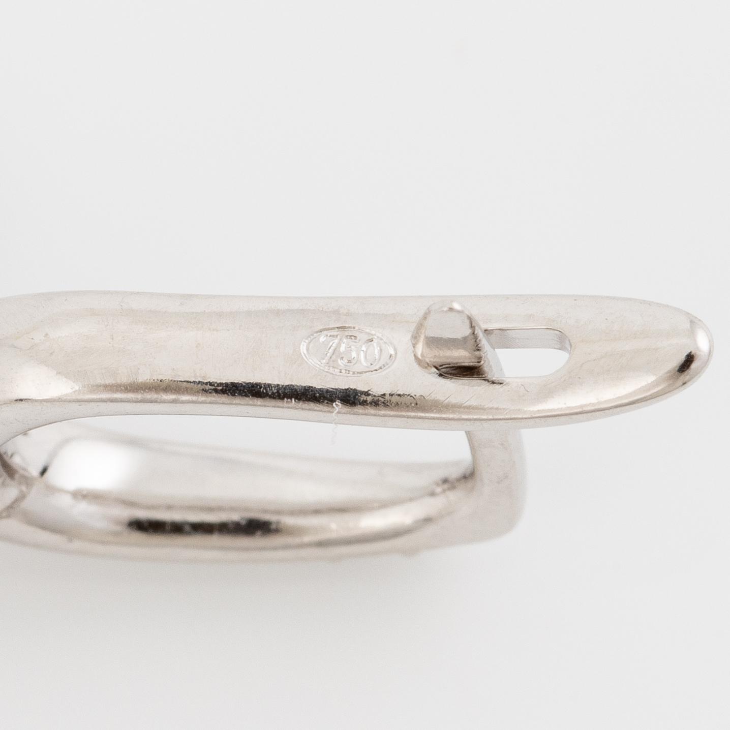 Örhängen 18K vitguld med granater och briljantslipade diamanter.