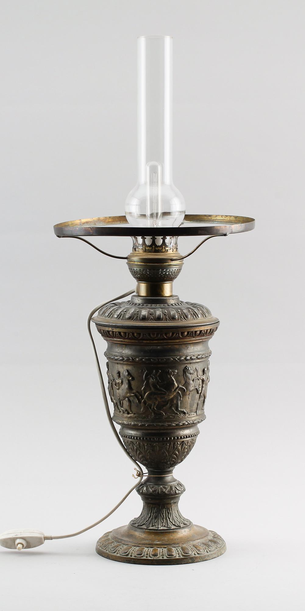 BORDSLAMPA, patinerad metall, omkring år 1900.