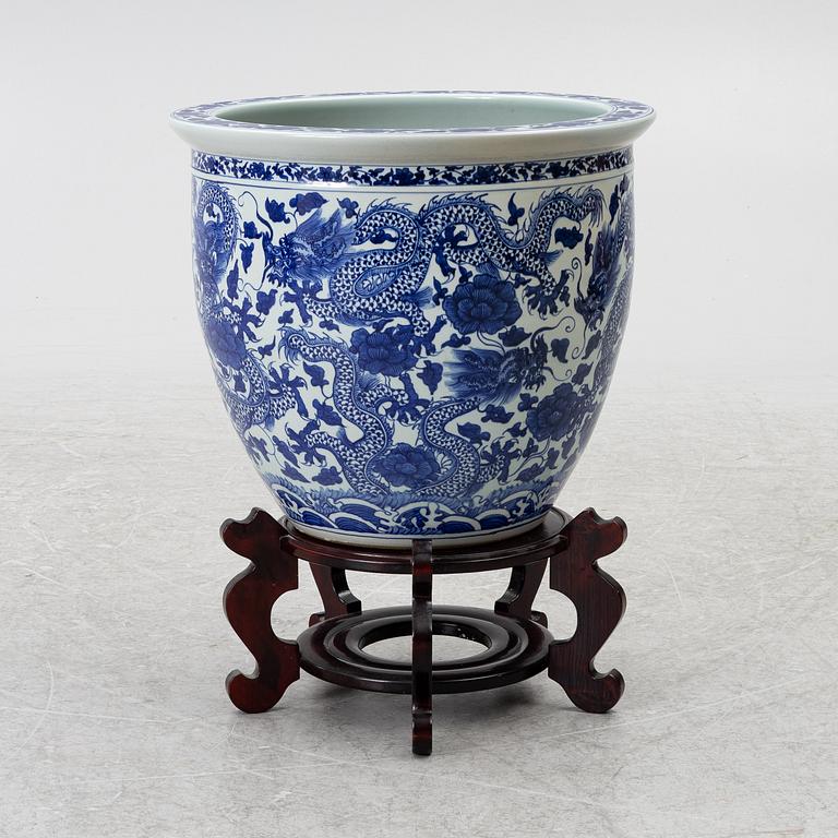 A porcelain fish bowl/planter, China, 20th Century.