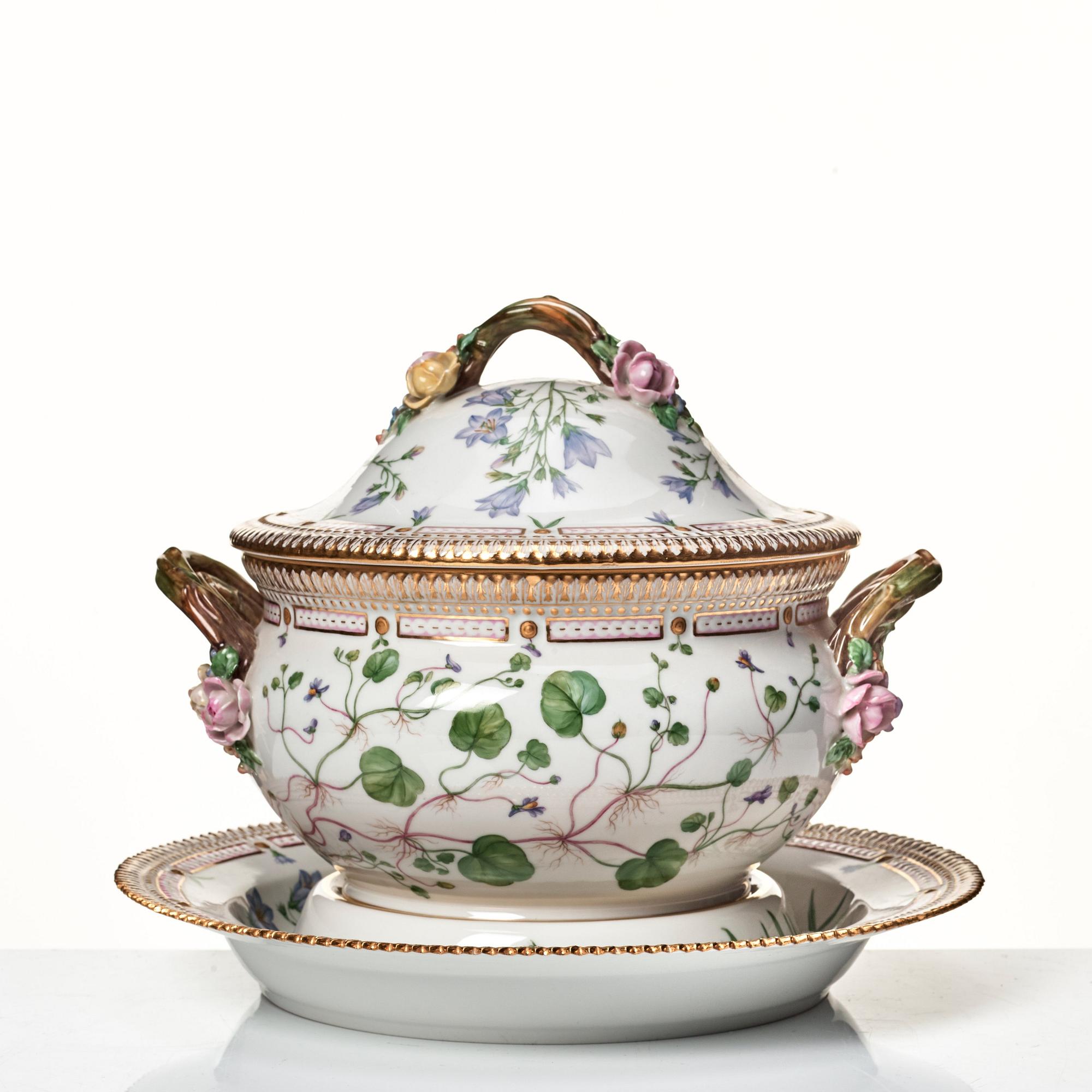 Terrin med lock och fat, porslin. Royal Copenhagen, "Flora Danica", Danmark, 1900-tal.