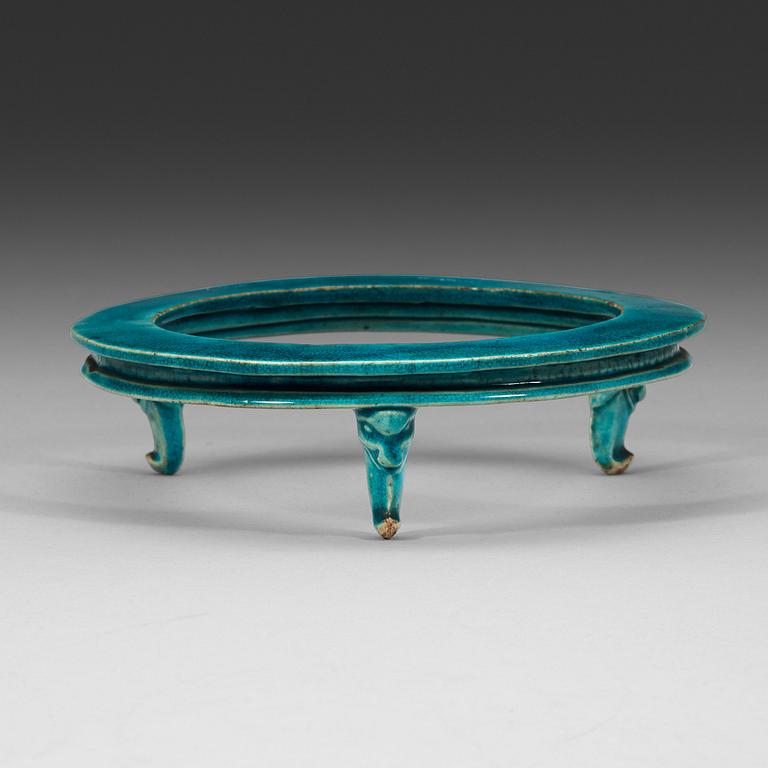 A turkoise glazed porcelain stand, Qing dynasty, Kangxi (1662-1722).