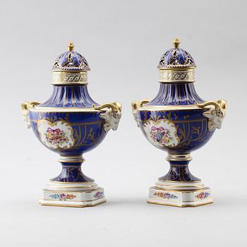 LOCKURNOR, 1 par, porslin, Dresden, 1900-talets mitt.