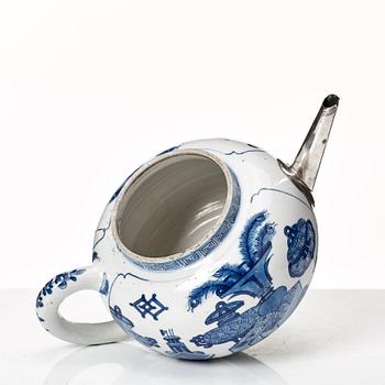 A large blue and white tea pot with cover, Qing dynasty, Kangxi (1662-1722).