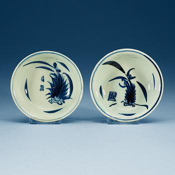1761. A pair of blue and white dishes, Ming dynasty, Tianqi (1621-27).