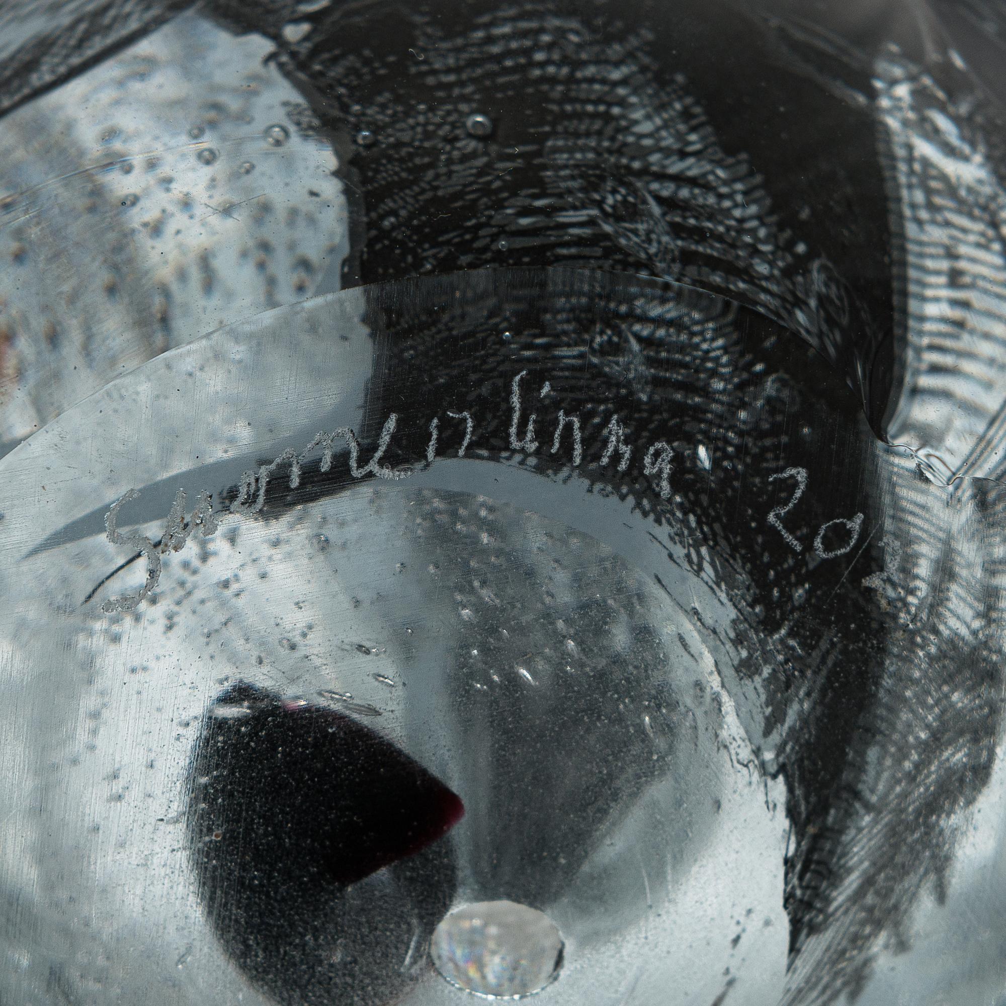 Sini Majuri, glasskulptur, "Cell", version 1, signerad Sini Majuri Suomenlinna 2021.