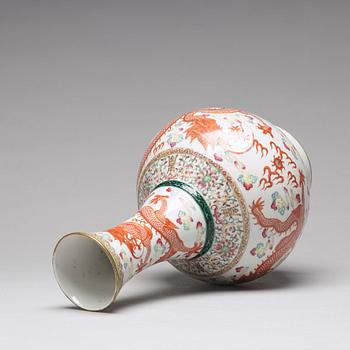 A five clawed dragon vase, Qing dynasty.