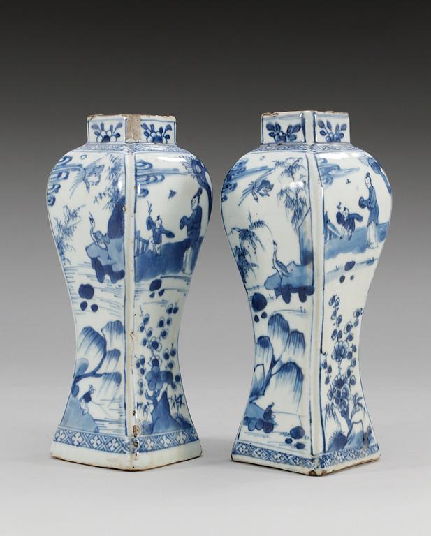 A pair of blue and white vases, Qing dynasty, Kangxi (1662-1722).